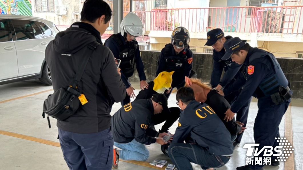 警方在於30分鐘內在廢棄倉庫內發現正在分贓的兩名歹徒。(圖/TVBS)
