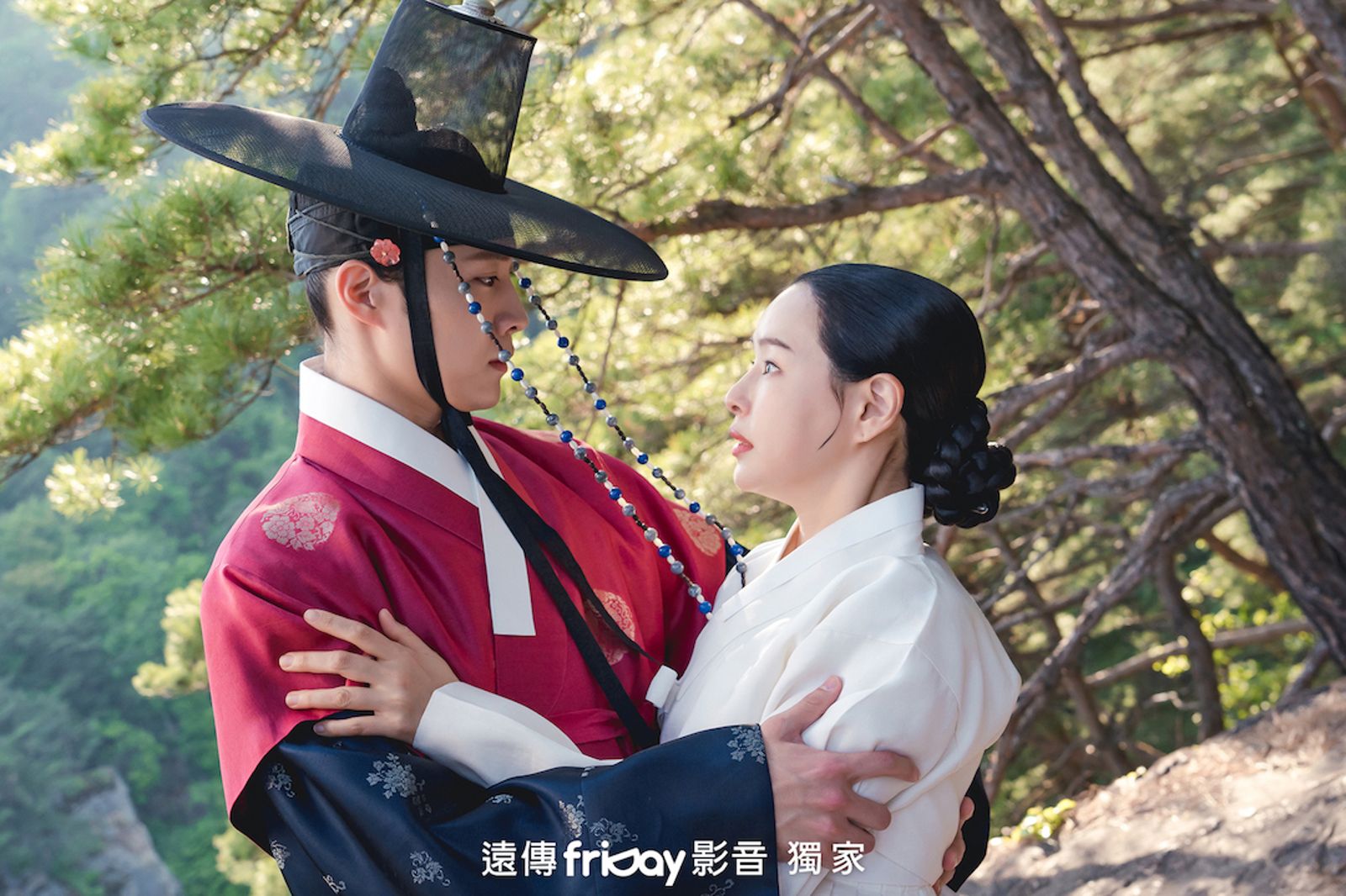 李荷妮與李鍾元在《夜晚盛開的花》戲裡火花十足。(圖/friDay影音提供)