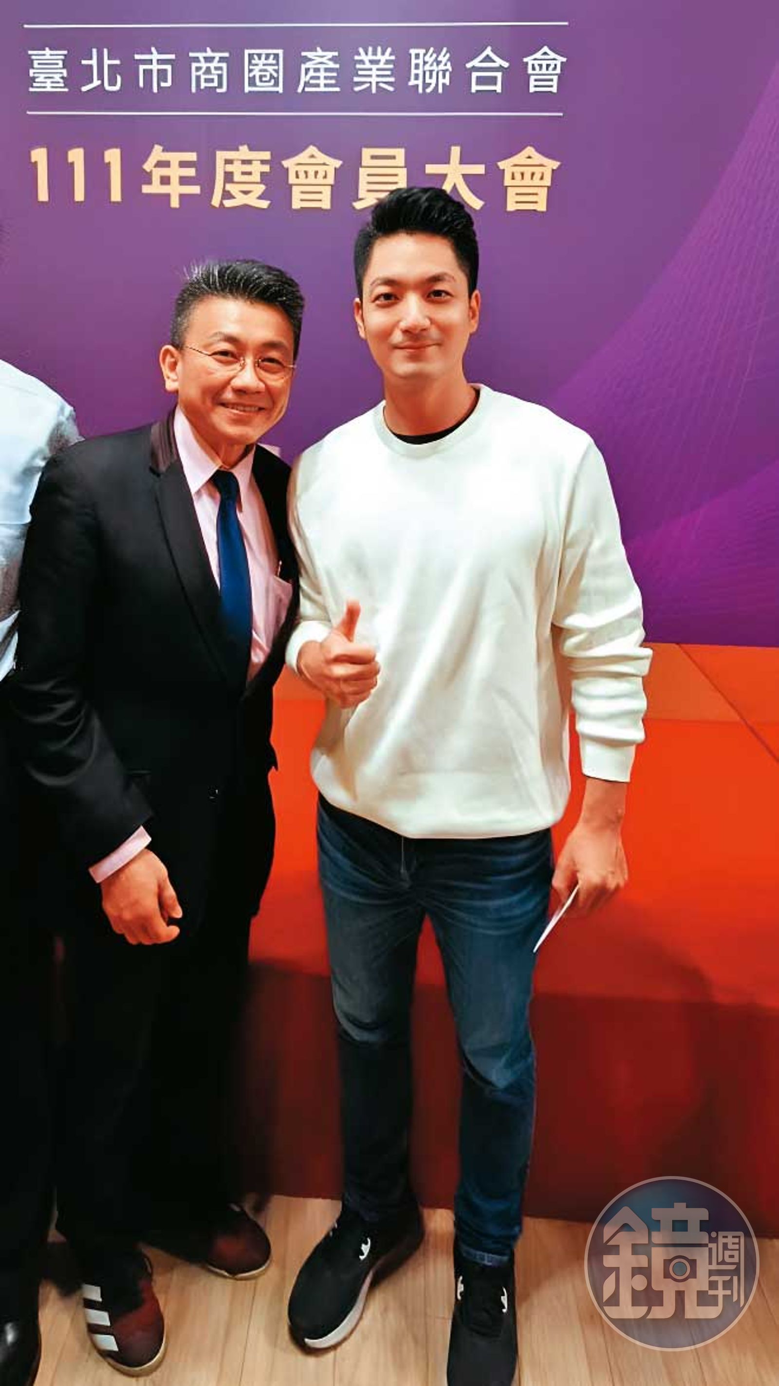 湯建中(左)因前老闆宴請市長蔣萬安(右)才認識陳萬添,當時陳還與蔣一同坐在主桌。(圖/讀者提供)