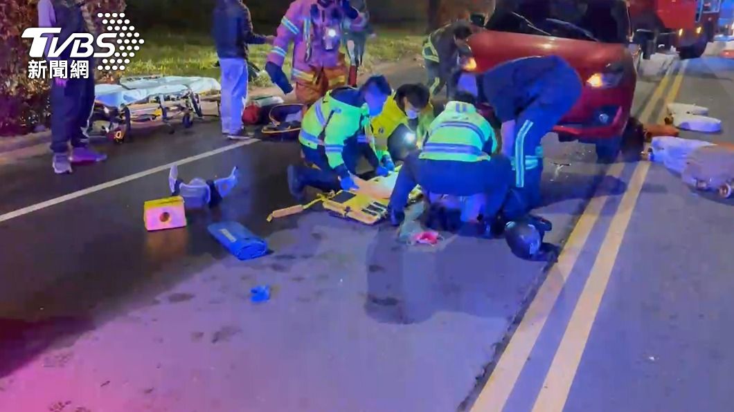 警消將受困的邱女救出送醫。（圖／TVBS）