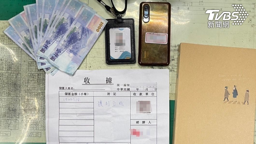 二人身上查扣現金新台幣1萬元、偽造工作證及取款收據等證物。(圖/TVBS)