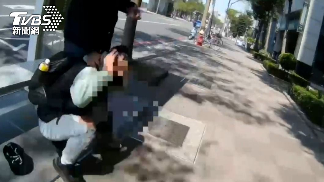 埋伏在外的便衣員警趁曾男在公車站疏忽之際,立即上前盤查。(圖/TVBS)