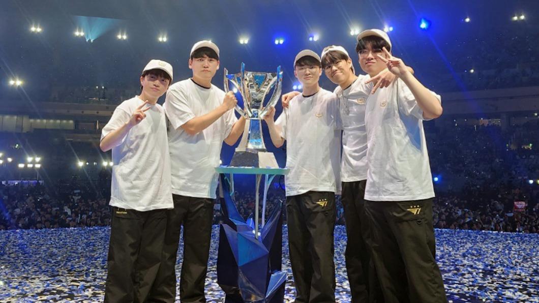 韓國LOL戰隊T1世界大賽衛冕　名將Faker第五冠到手