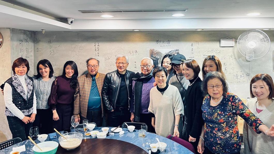 輝達創辦人黃仁勳和張忠謀等人至「鄒記食舖」餐敘。(圖/翻攝臉書Eric Koh)