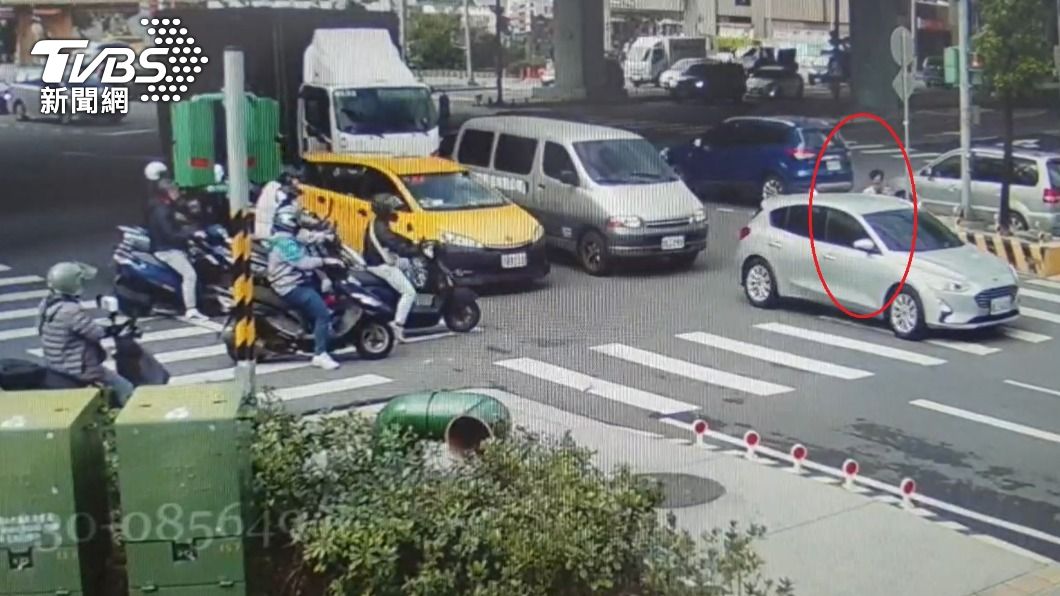 馬路驚魂!等紅燈「半裸男開車門跳上車」 駕駛嚇壞