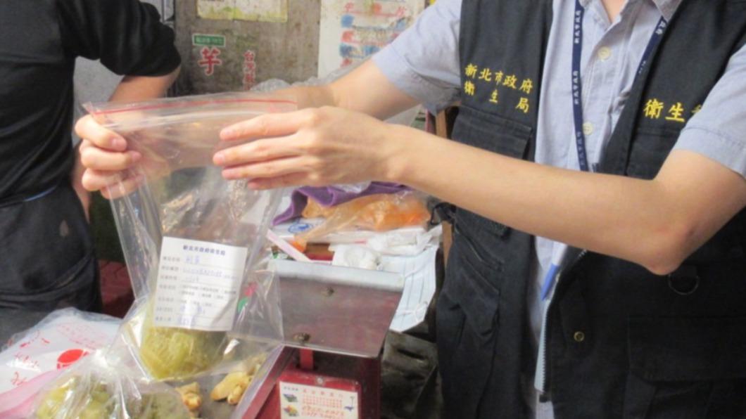 傳統市場酸菜檢出二氧化硫或防腐劑超標。(圖/新北衛生局提供)