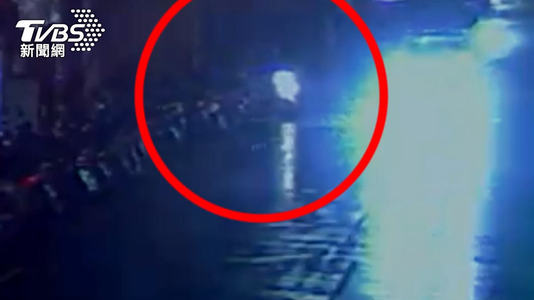 竊賊騎乘電動自行車從巷子出來,沒注意直行瑪莎拉蒂。(圖/TVBS)