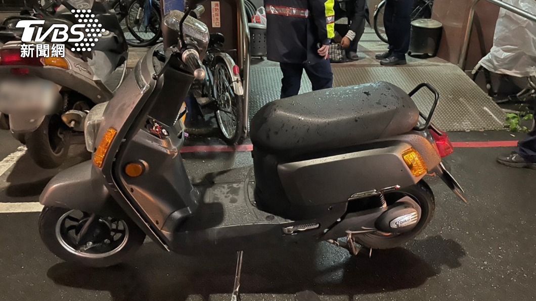 警方於竊賊車上發現女性提袋,意外揭發竊盜案。(圖/TVBS)