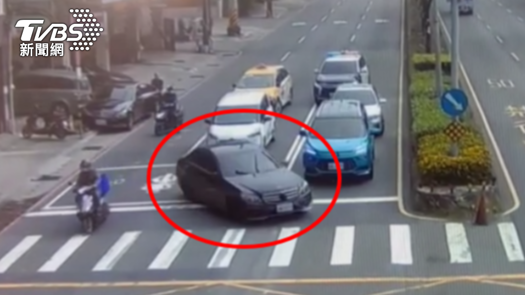 通緝犯侵占朋友車輛，遇上巡邏員警逃逸。（圖／TVBS）