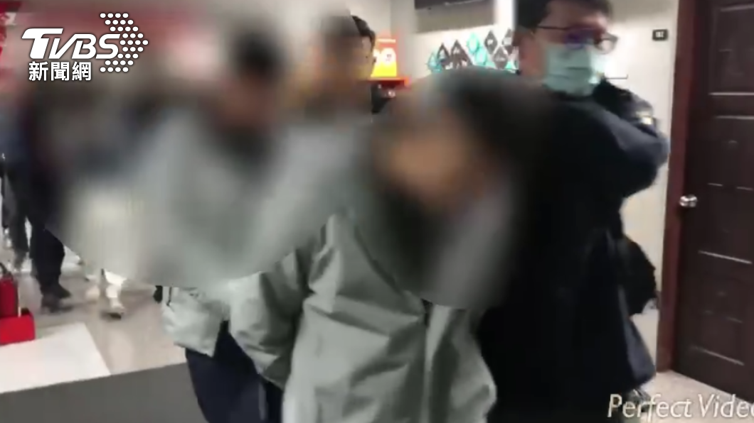 警方將屋內六人逮捕。（圖／TVBS）