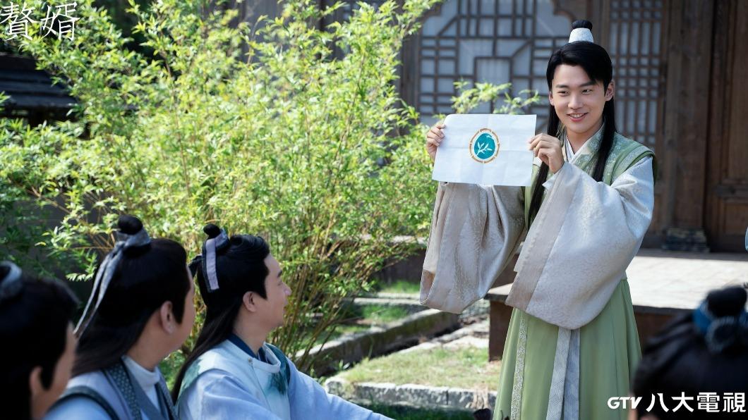 郭麒麟（右一）表現獲前輩演員吳京稱讚，讓他很感動。（圖／八大提供）