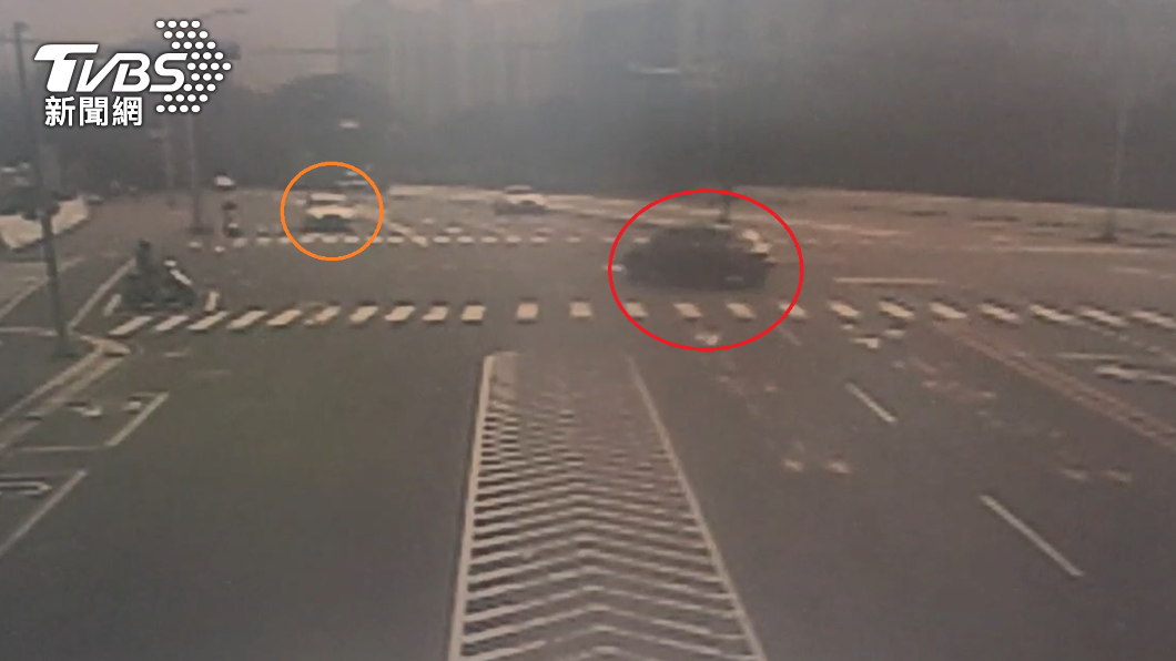 兩車皆闖紅燈通行。（圖／TVBS）