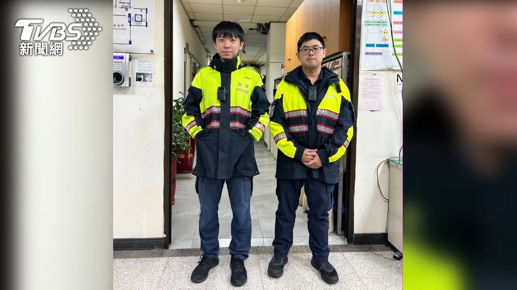 長安派出所警員陳建銘(左)、賴威安(右)到場協助。(圖/TVBS)