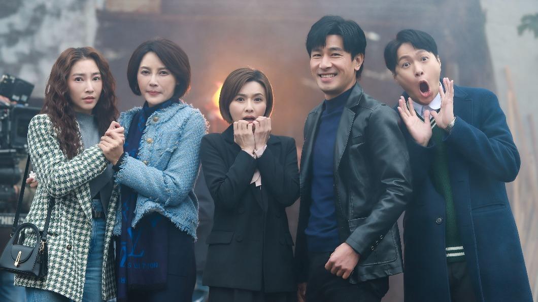 左起張家瑋、李沛綾、吳婉君、傅子純、黃少谷上演火災重頭戲。（圖／民視提供）
