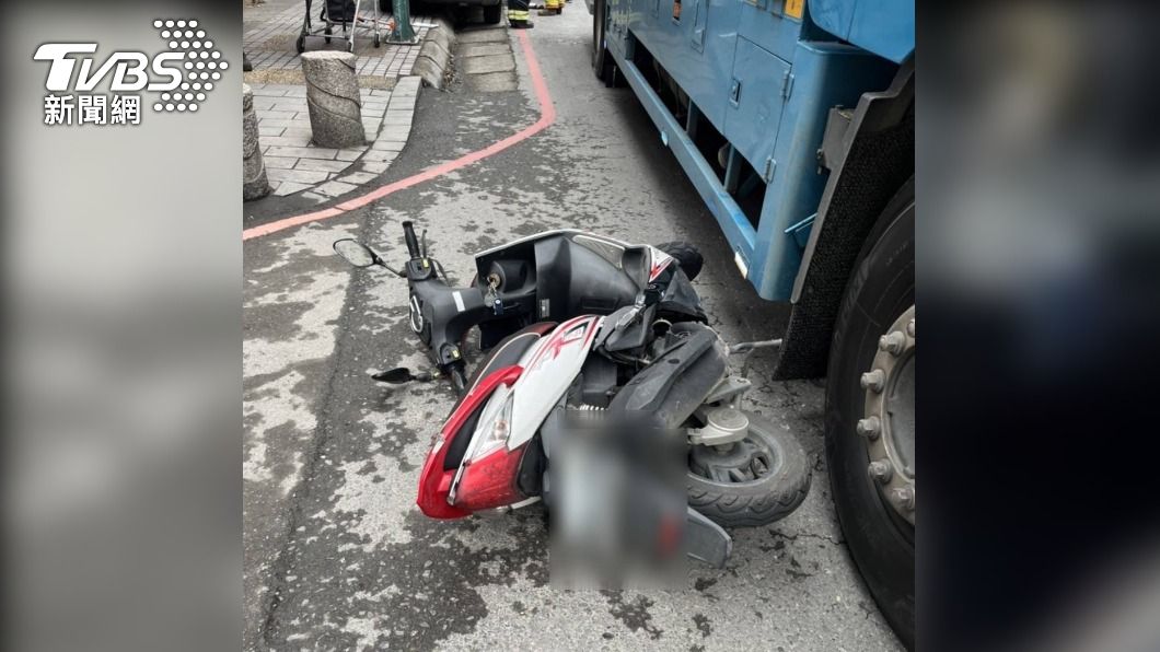 快訊/桃園蘆竹死亡車禍!婦人擦撞大貨車遭輾 慘死血泊中