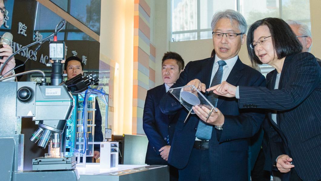 總統蔡英文視察中研院自製量子電腦。(圖/中研院提供)
