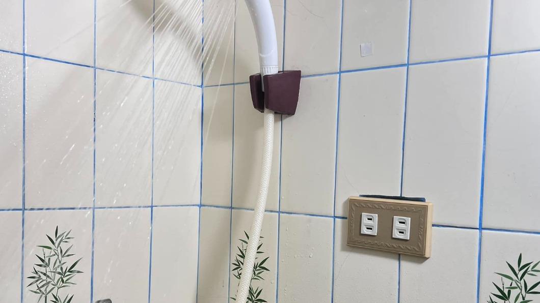 超多家都這樣!他洗澡見「蓮蓬頭下裝插座」 眾人笑翻:順便電療