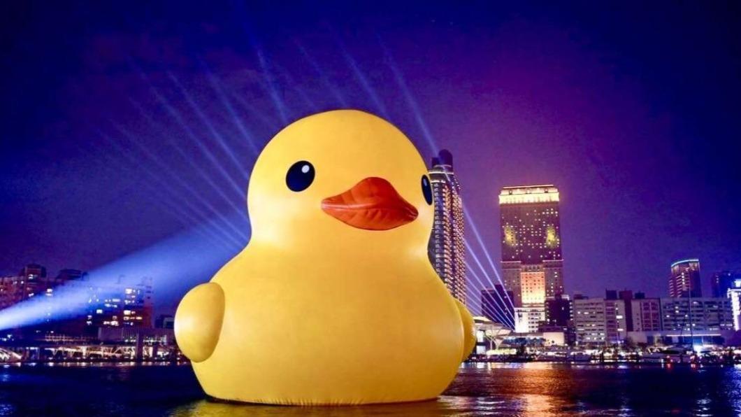 高雄愛河睽違十年再度出現黃色小鴨。(圖/翻攝自高雄旅遊網)