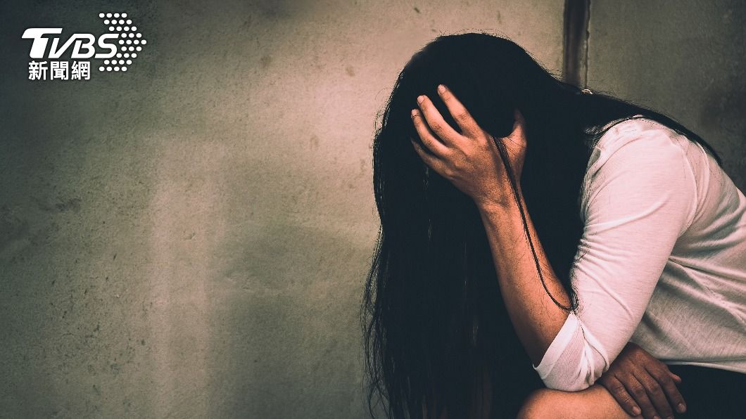 女子遭性侵後還被丟棄在路邊。(示意圖/達志影像shutterstock)