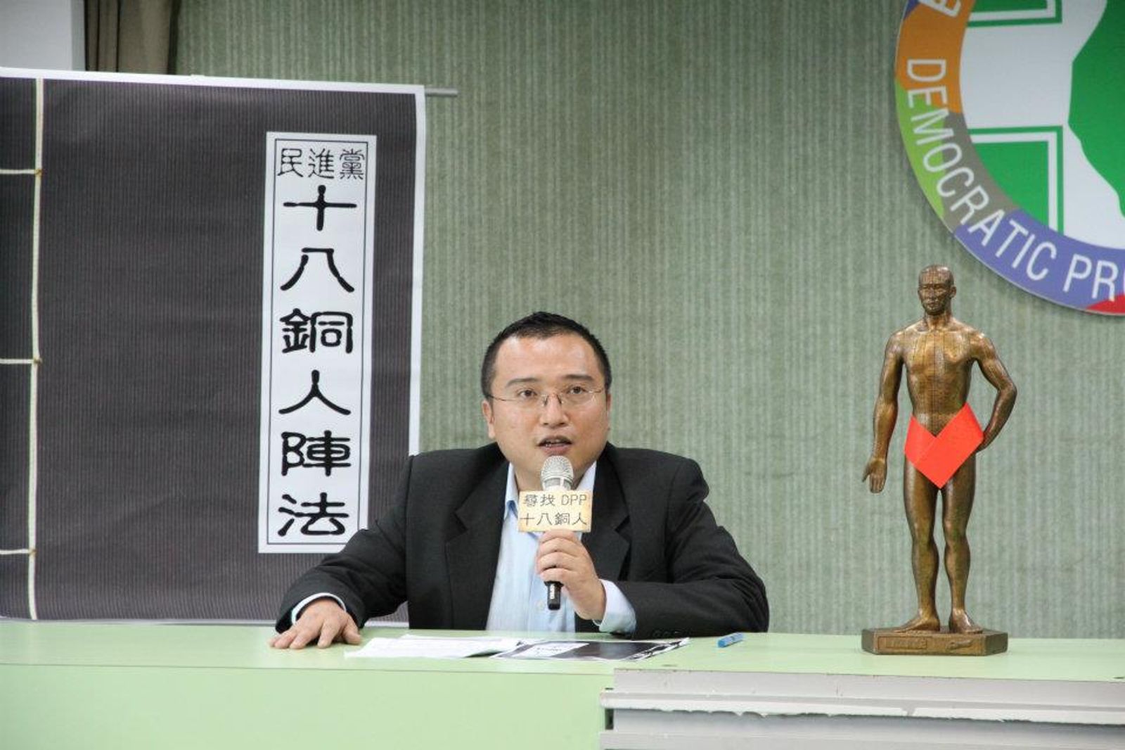 曾任民進黨青年部副主任的周榆修可望接任民眾黨祕書長,肩負黨紮根基層的任務。(圖/翻攝自民進黨青年部臉書)