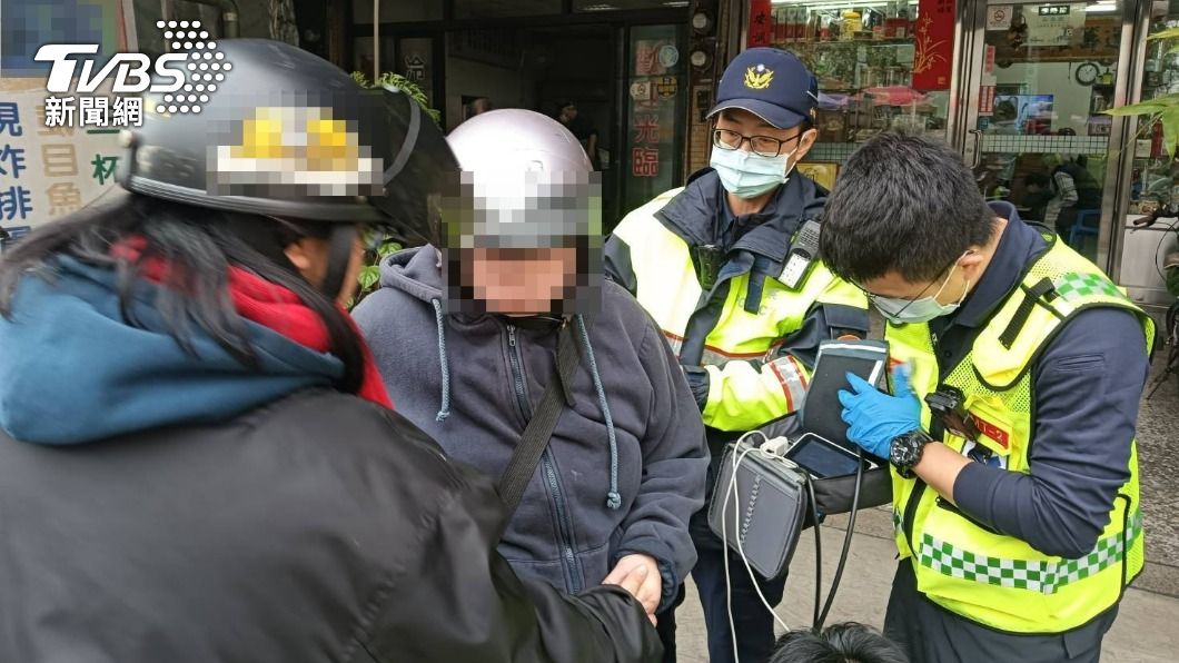 六旬婦買飯血糖低昏坐大街　巡邏警口袋找「這物」搶命