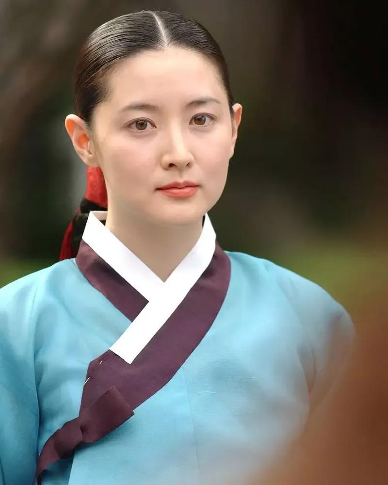 李英愛演出女醫徐長今。（圖／翻攝自臉書）