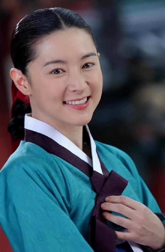 李英愛當年演出《大長今》暴紅。（圖／翻攝自臉書）