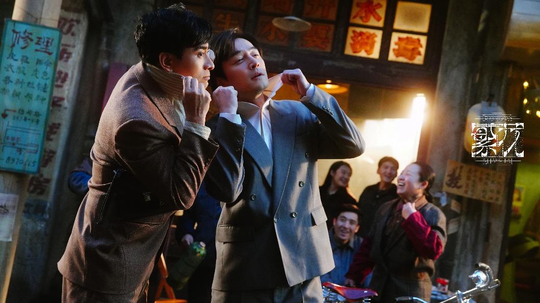 胡歌(右)主演的《繁花》爆發音樂版權糾紛。(圖/翻攝自繁花微博)