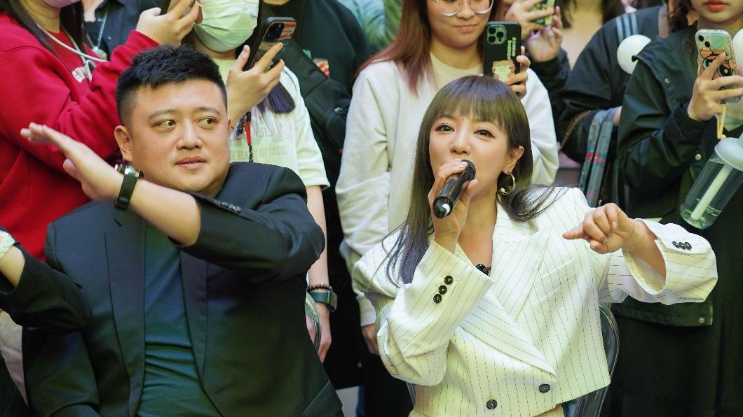丁噹直接坐在歌迷身邊高歌。(圖/相信音樂提供)