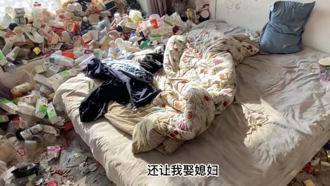 男子三餐叫外賣,家裡被外帶紙盒佔滿。(圖/翻攝自抖音)