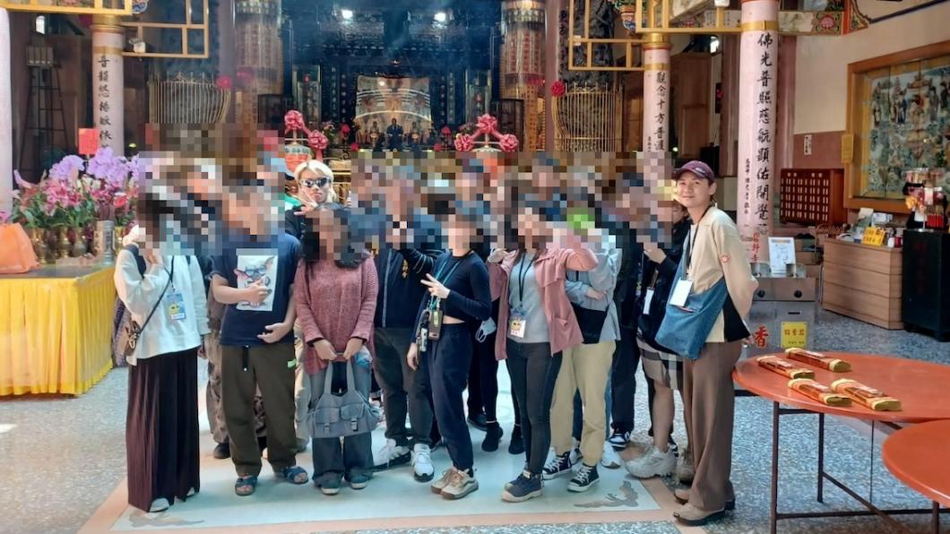 阿跨面日前進行募資回饋計畫,親自當導遊帶歌迷走訪家鄉。(圖/少年家工作室提供)