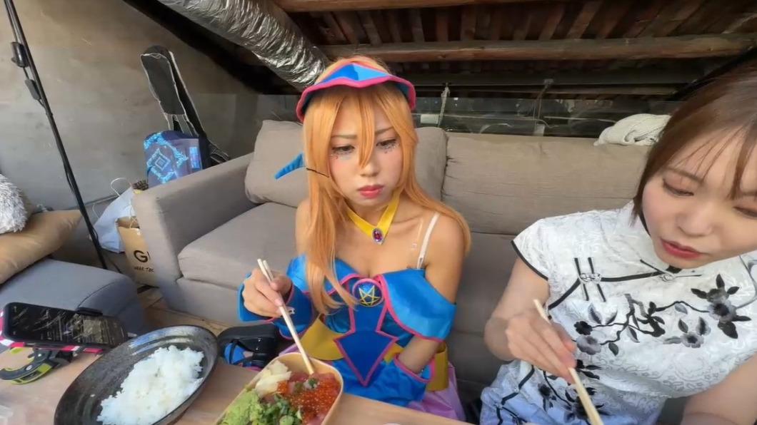 嚕娜吃一口「超甲組」醋飯臉色驟變,咪醬則嫌飯硬。(圖/翻攝自Twitch@jd_onlymusic)