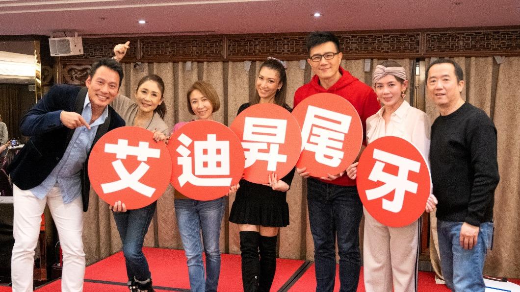 艾力克斯(左起)、曲艾玲、李翊君、李詠嫻、蔣偉文、林美貞都與艾迪昇總經理林志遠合作超過18年以上。(圖/艾迪昇傳播提供)