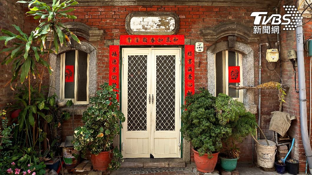 正常來說,門聯共有三幅,一條橫的,兩條直的。(示意圖/Shutterstock達志影像)