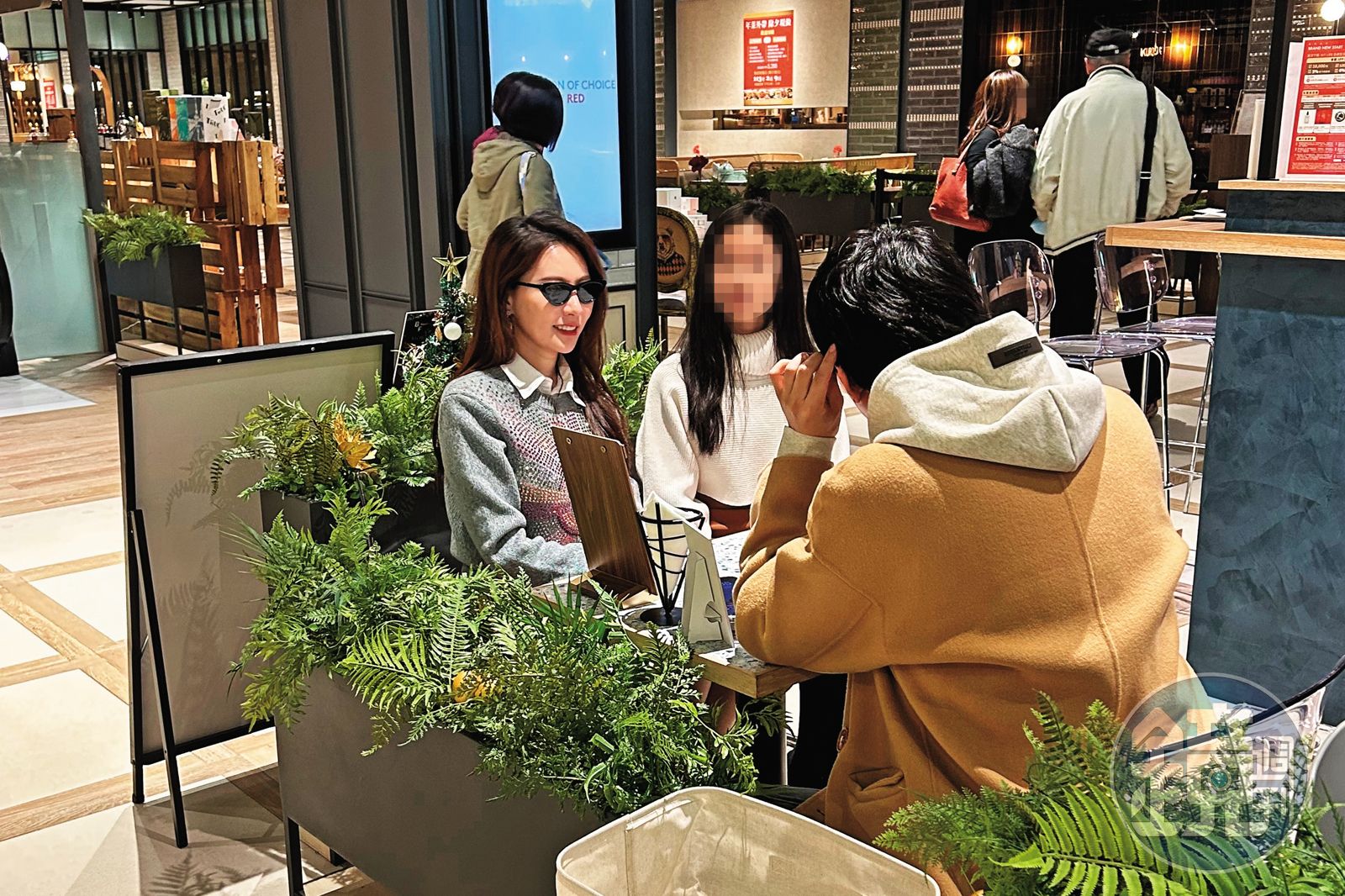 王瀅（左起）跟女兒逛街後，與男性友人在美食街喝咖啡聊天。（圖／鏡週刊）