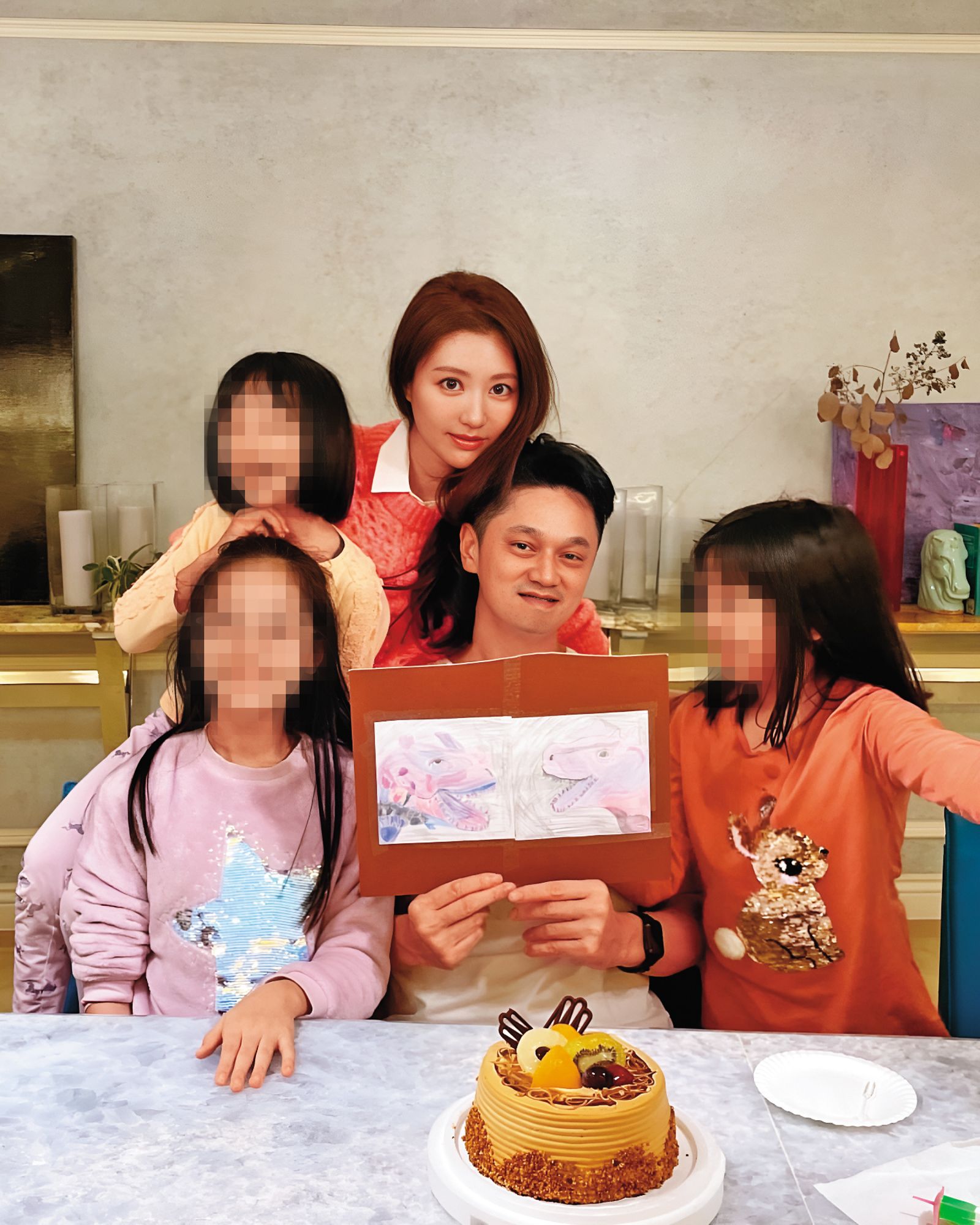 王瀅跟老公楊立傑結婚多年，育有3個女兒，曾全家團圓慶祝生日。（圖／翻攝自王瀅IG）