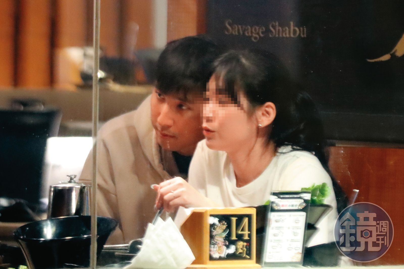 1/16 00:23 胡釋安(左)和女友馬尾妹(右)在火鍋店用餐,身體靠得相當近。(圖/鏡週刊)