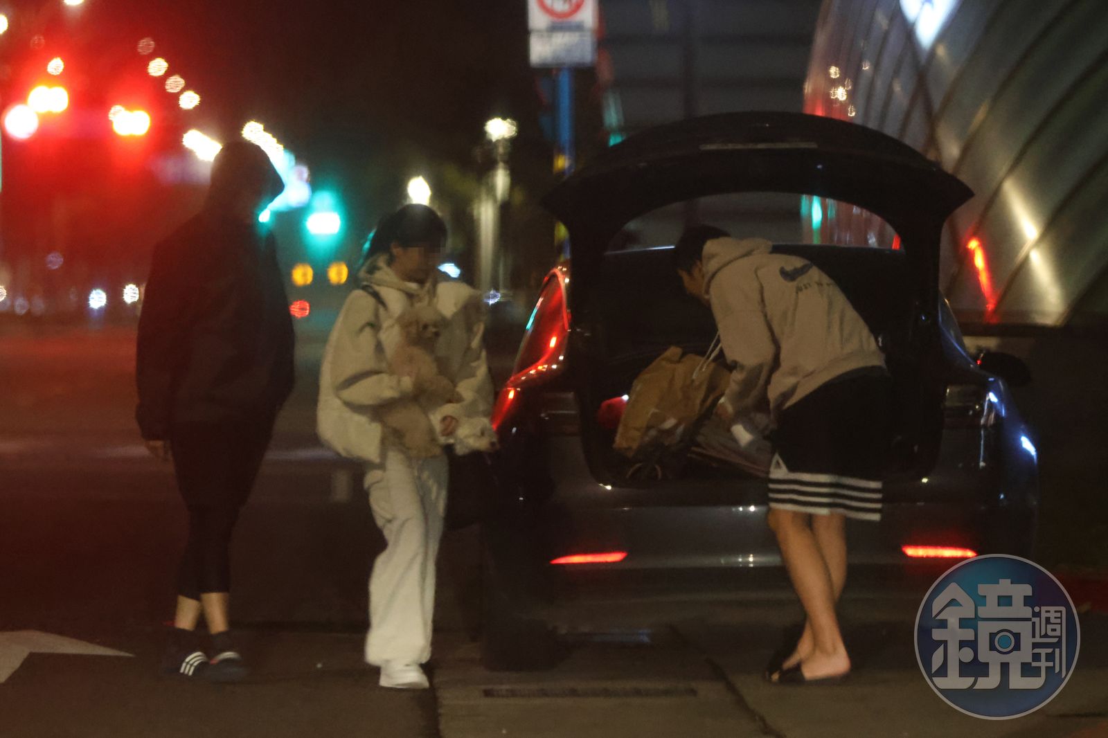 00:54 馬尾妹(中)是愛犬人士,外出都帶著兩隻狗狗。(圖/鏡週刊)