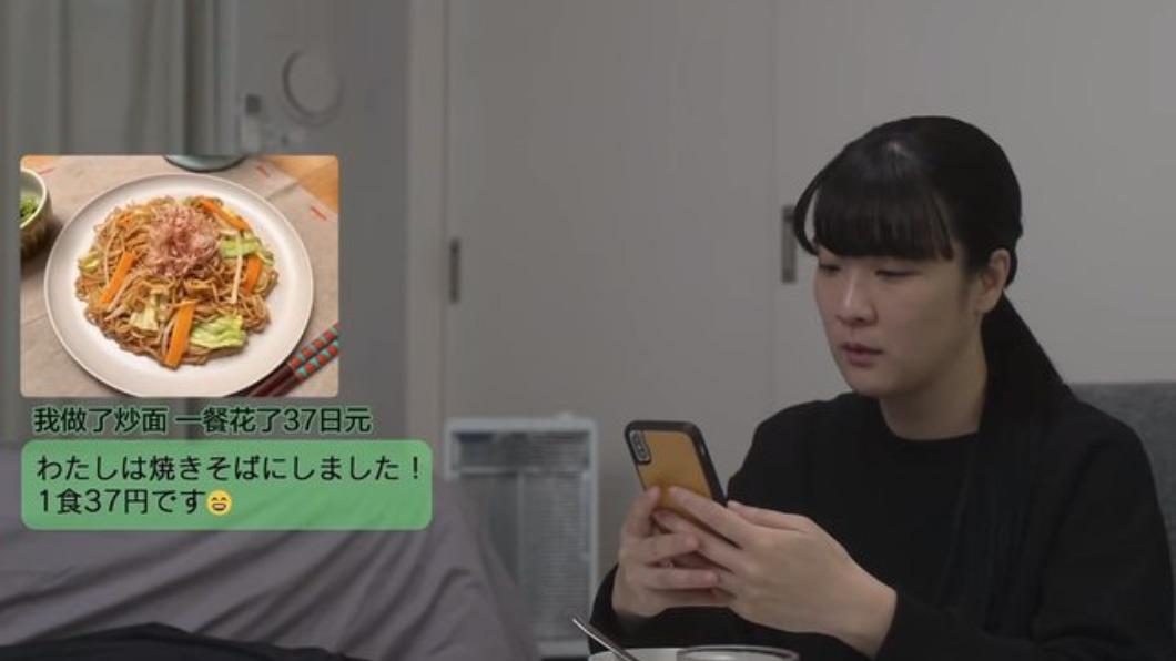 女主角自煮炒麵份量不少，且上方還有青菜。（圖／翻攝自PTT論壇）