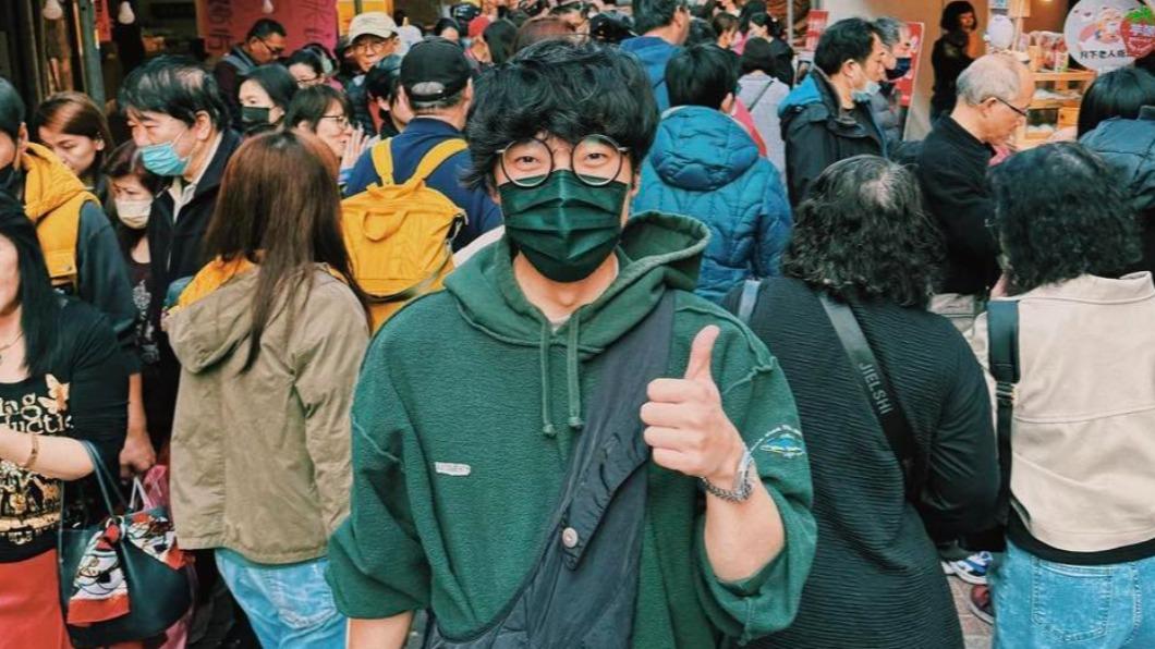 盧廣仲現身迪化街！和「他」穿情侶裝辦年貨　街頭揮毫畫面曝光