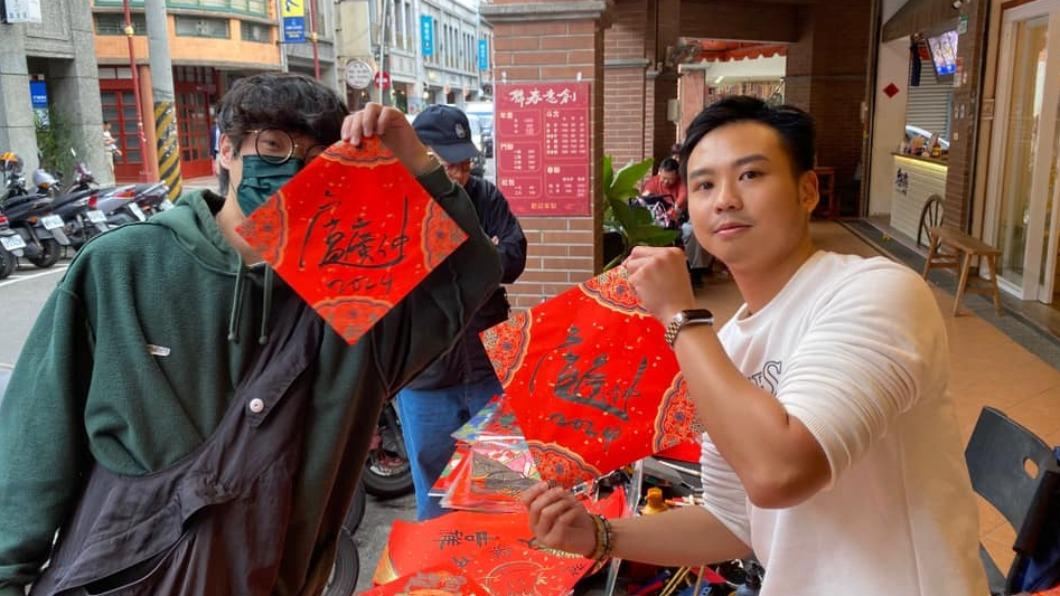 盧廣仲買春聯時,應老闆要求在上頭揮毫簽名。(圖/翻攝自平雲堂臉書)