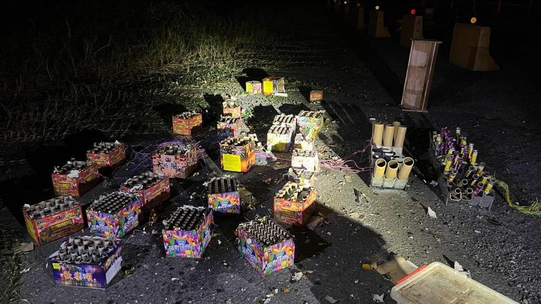 現場留有大量爆竹施放後殘跡。(圖/翻攝自嘉義市政府消防局)