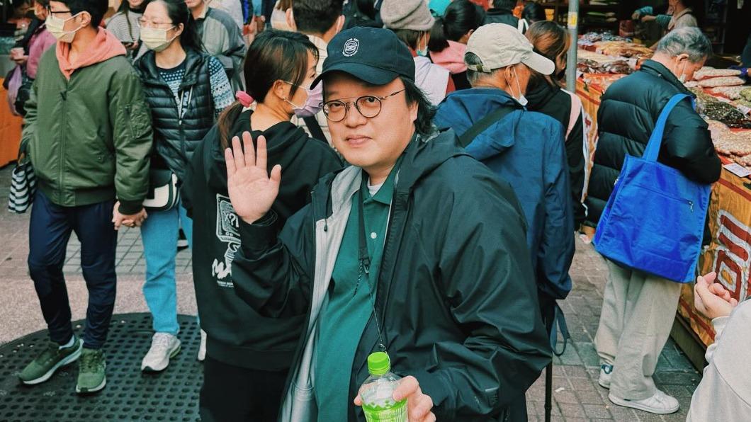 盧廣仲和樂手好友都穿綠色系,被不少粉絲虧說是穿情侶裝。(圖/翻攝自盧廣仲臉書)