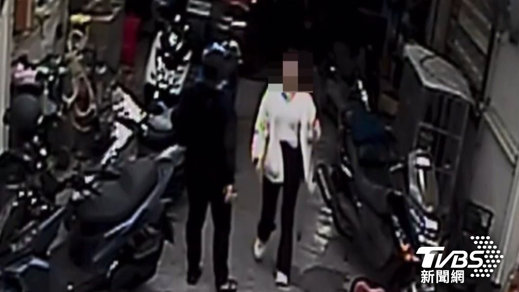陳男一時色心大起,伸手猥褻汽車美容店的女員工。(圖/TVBS)