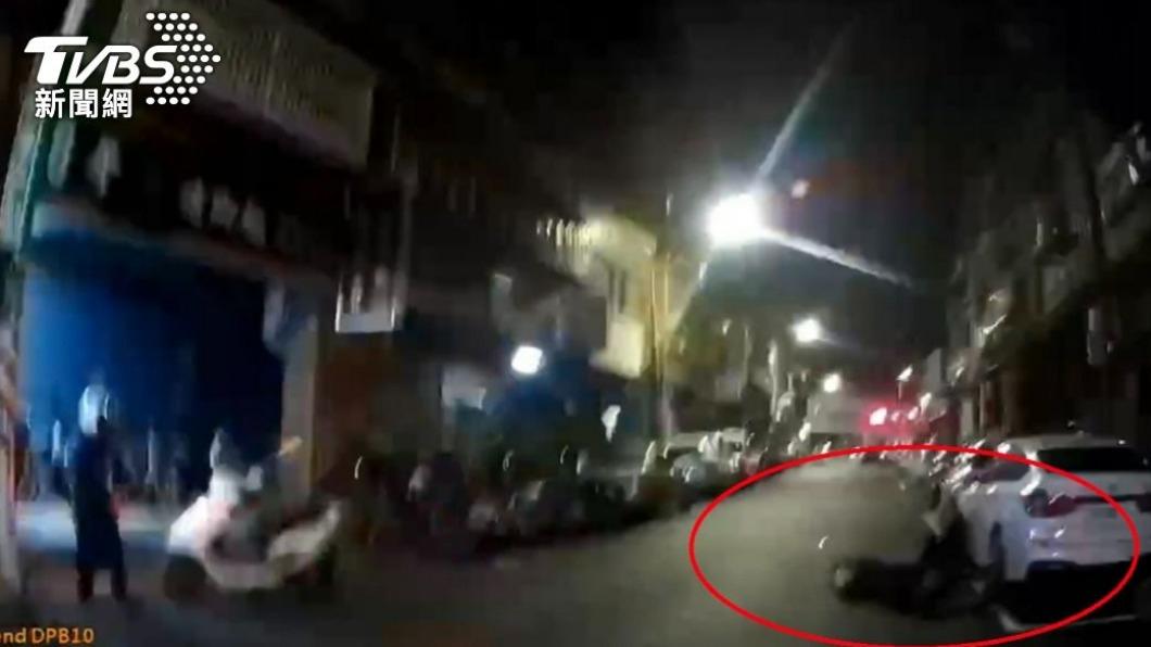 3人當街互砍,警方到場時其中一人已倒臥血泊。(圖/TVBS資料畫面)