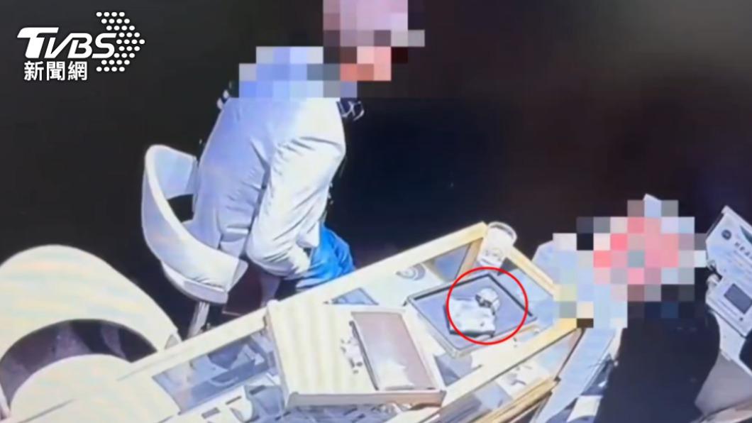 王男假裝成顧客上門看千萬限量名錶，實際上卻將它搶走。（圖／TVBS）