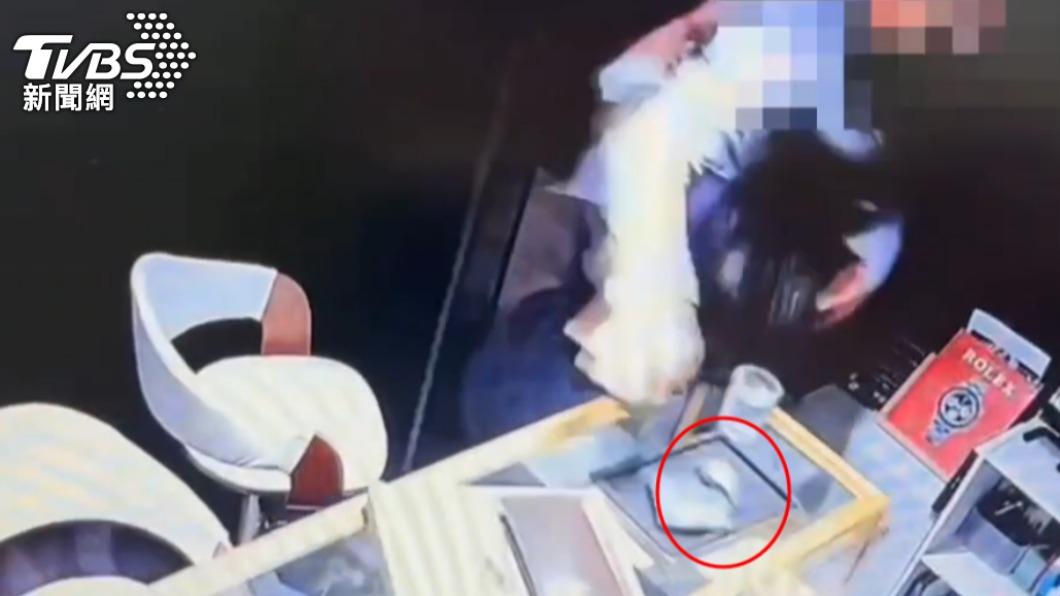 王男朝著老闆娘噴灑辣椒水後搶走千萬限量名錶。（圖／TVBS）
