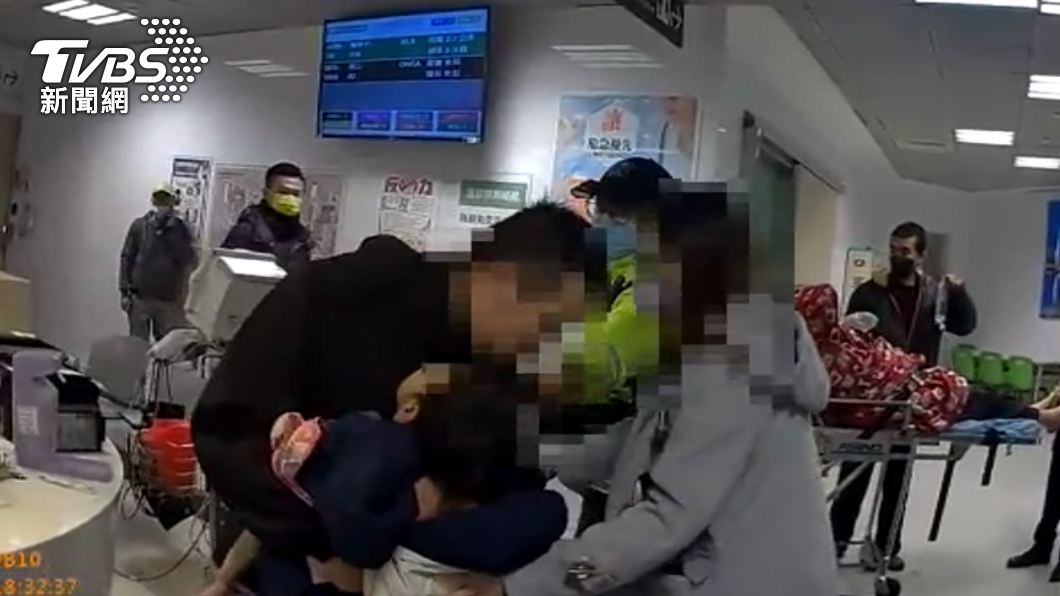 癲癇兒病發父母急抱奔大街 警幫鳴笛載送醫:自己也是爸爸