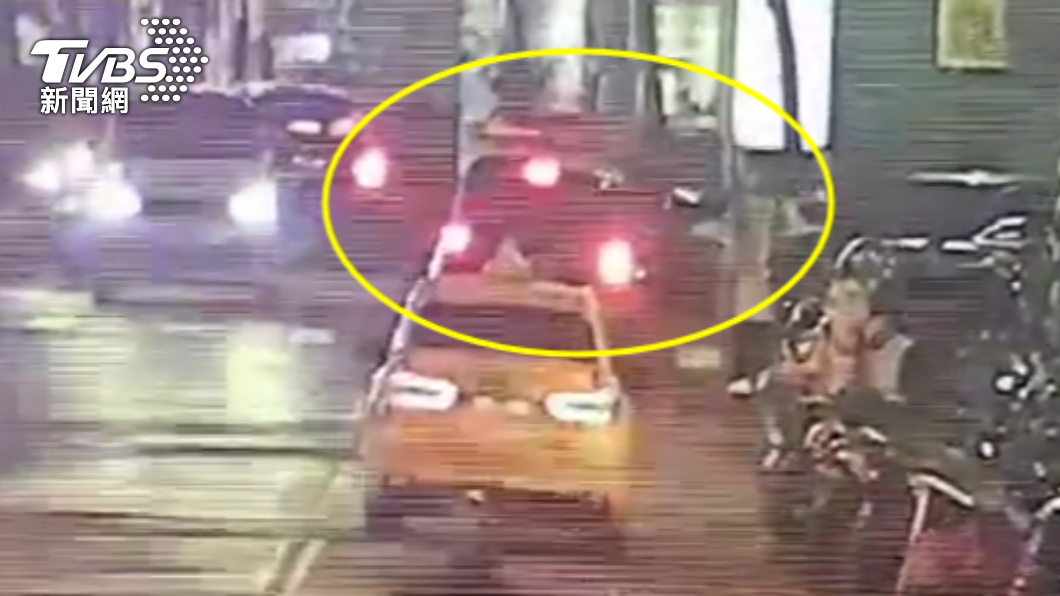警車經過夫妻倆焦急衝上前尋求幫助。(圖/TVBS)