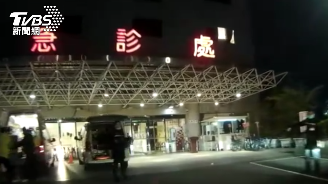 警車充當救護車將男童送醫。(圖/TVBS)